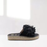 sandalia plana de mujer negra